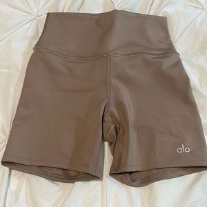 Alo Beige 5” airlift shorts